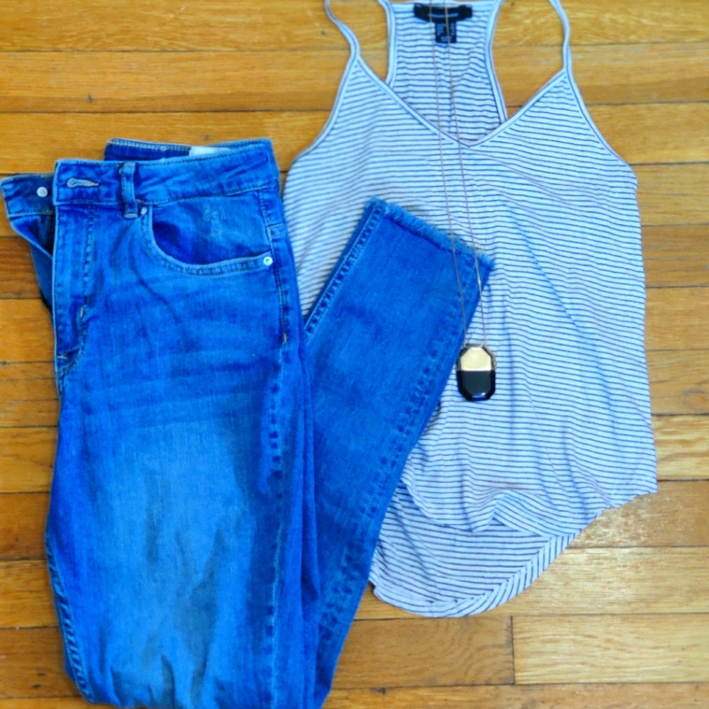 3 for $20 🌟 DIVIDED distressed jeans